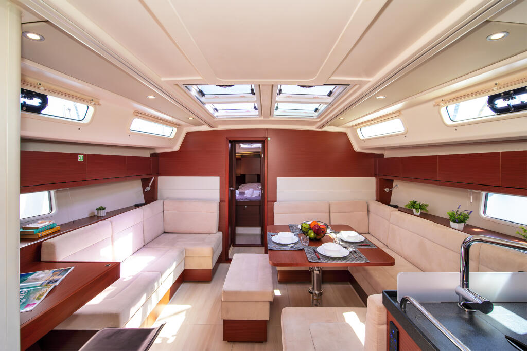 Sailing yacht 