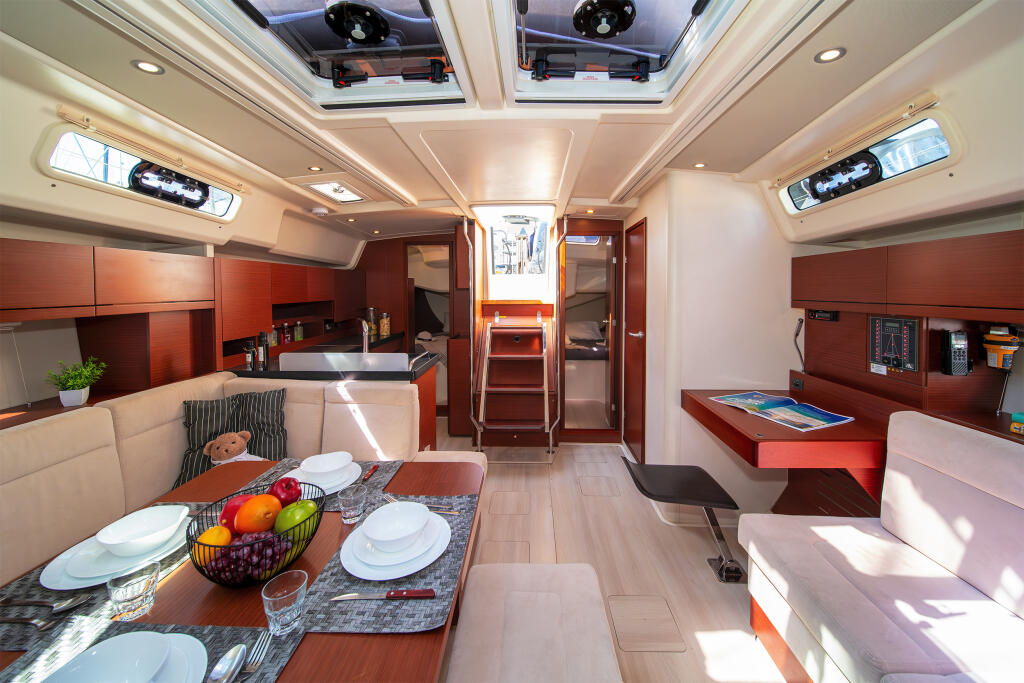 Sailing yacht 