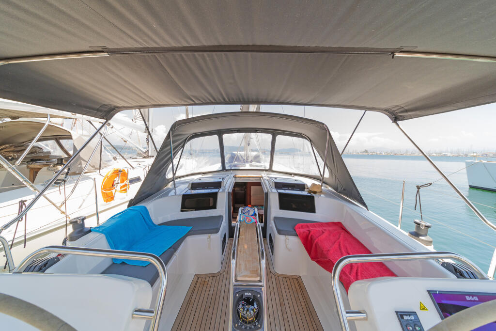 Sailing yacht 