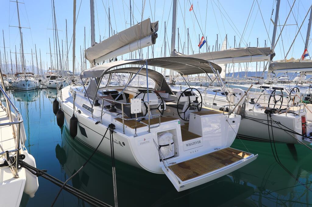 Sailing yacht 