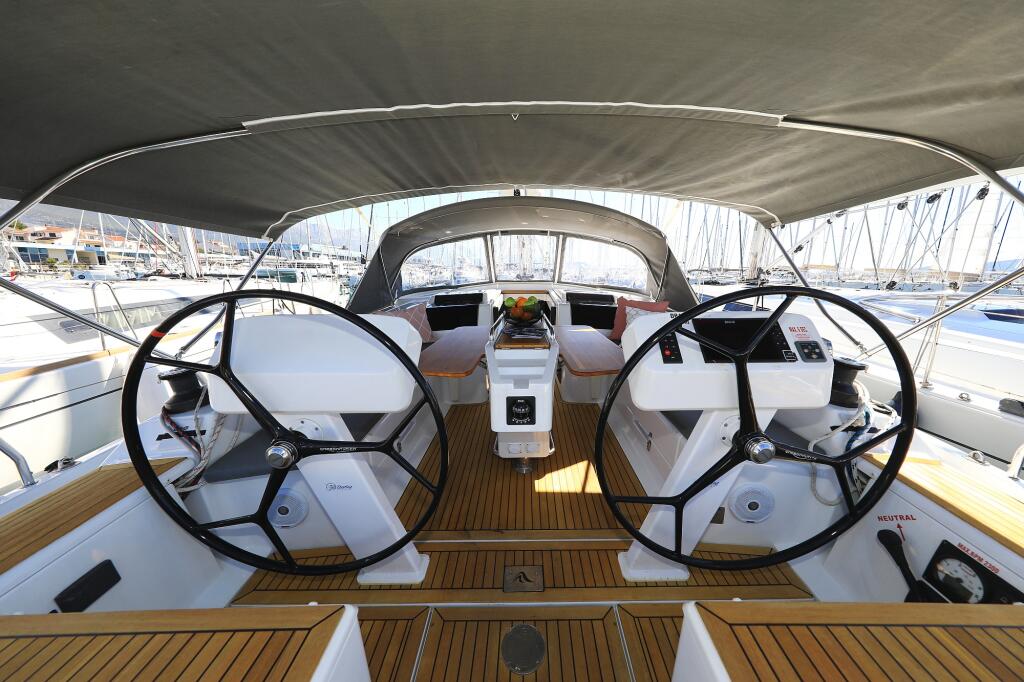 Sailing yacht 