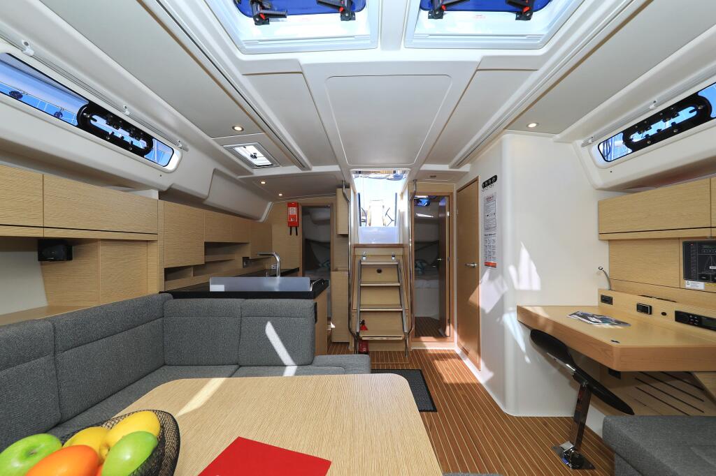 Sailing yacht 