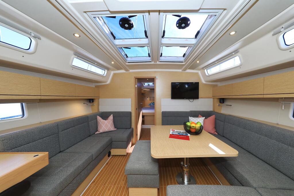 Sailing yacht 