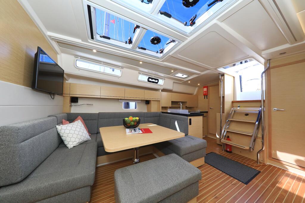 Sailing yacht 