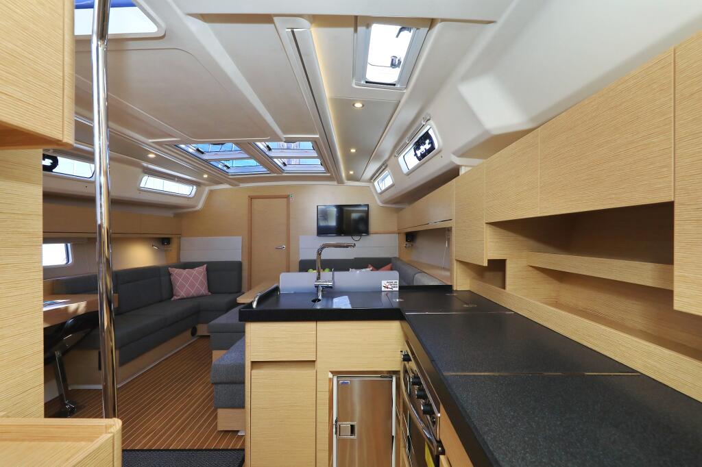 Sailing yacht 