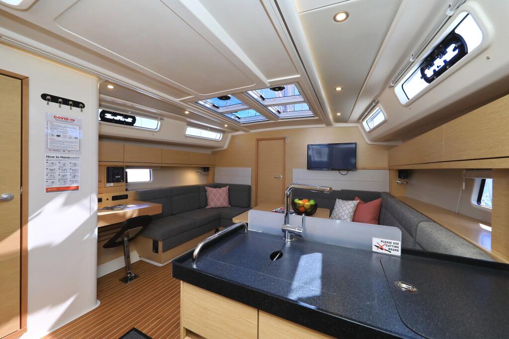 Sailing yacht 