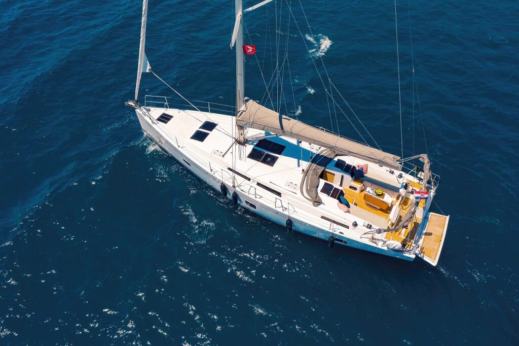 Sailing yacht 