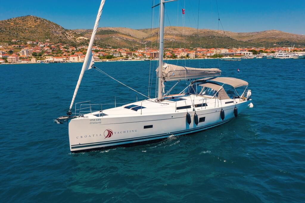 Sailing yacht 