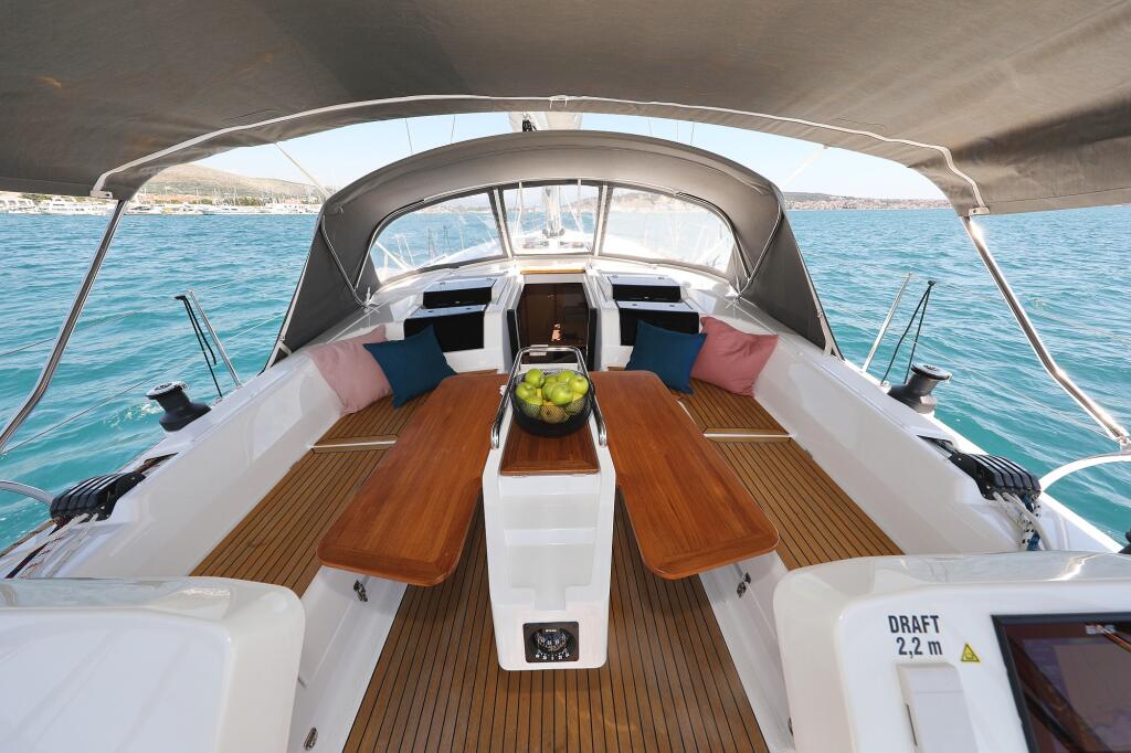 Sailing yacht 