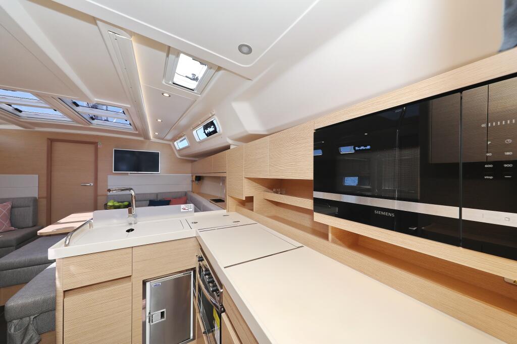 Sailing yacht 