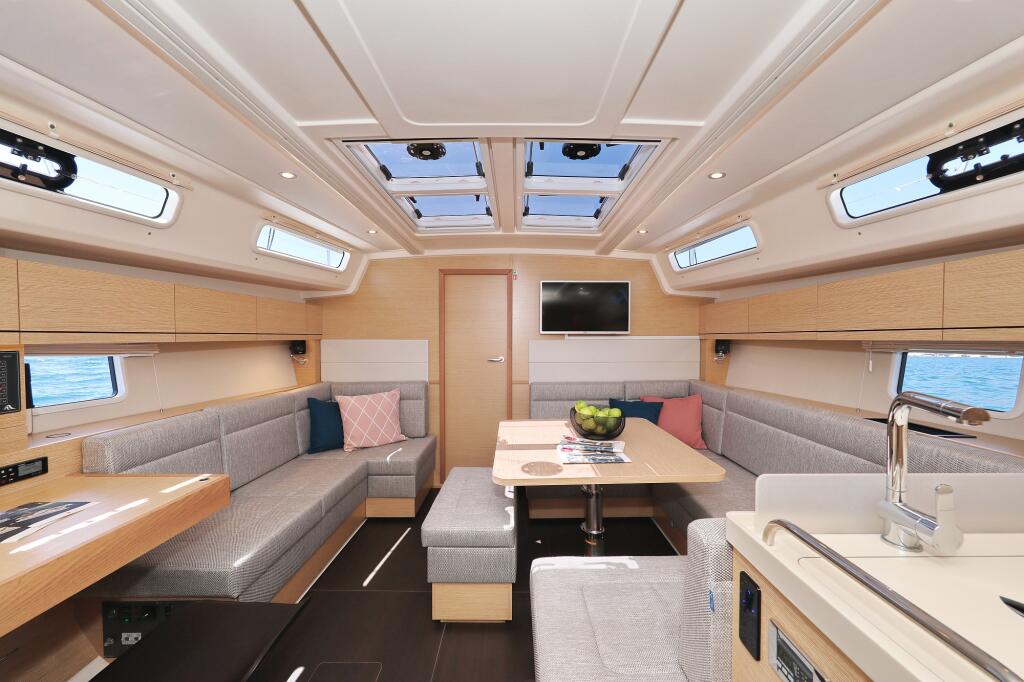 Sailing yacht 