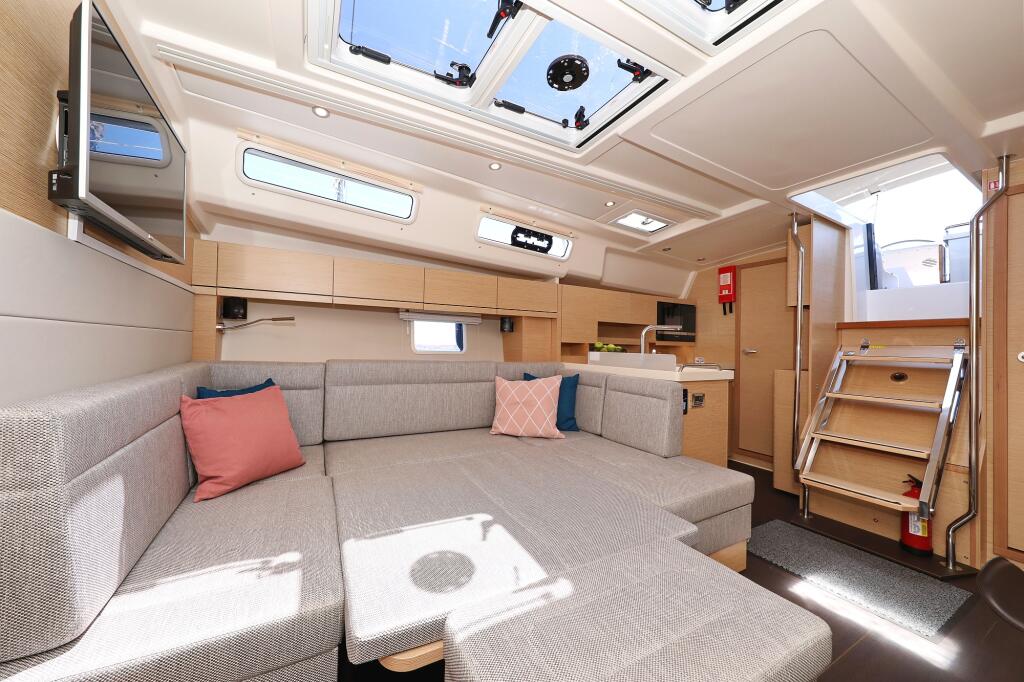 Sailing yacht 