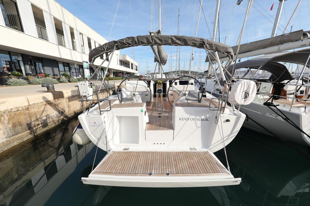 Sailing yacht 