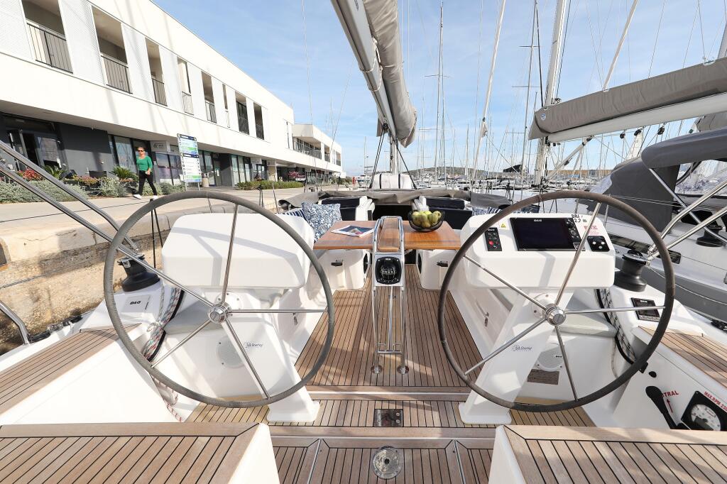 Sailing yacht 