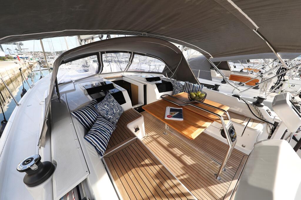 Sailing yacht 