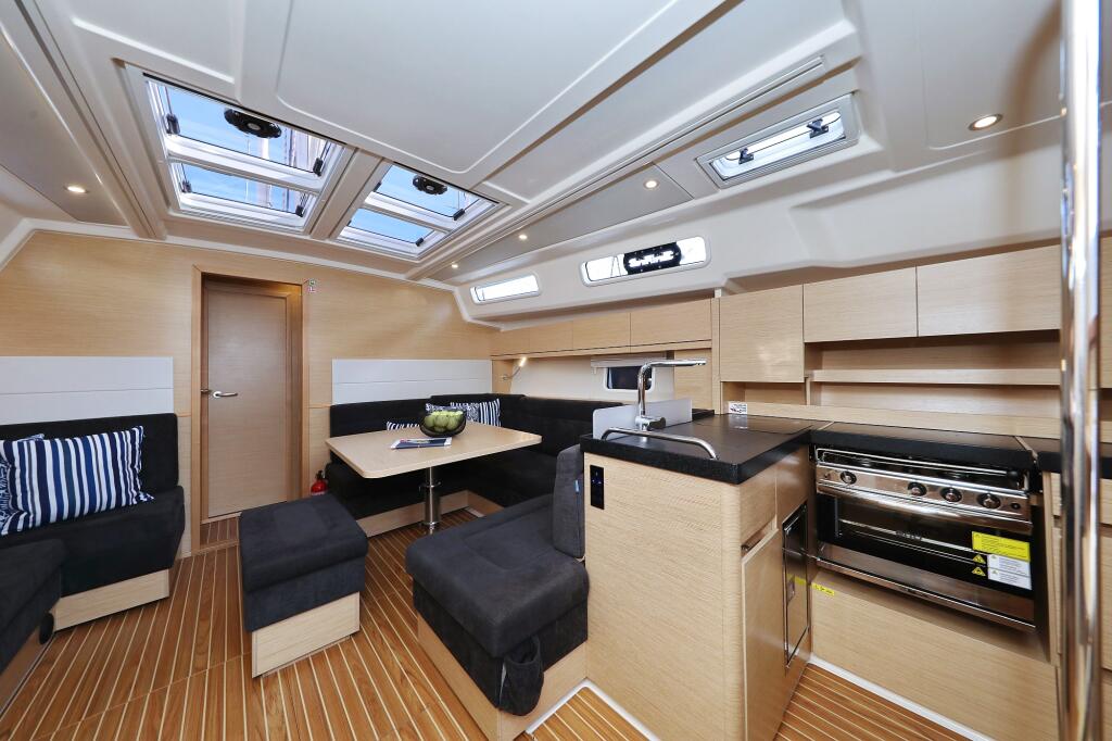 Sailing yacht 