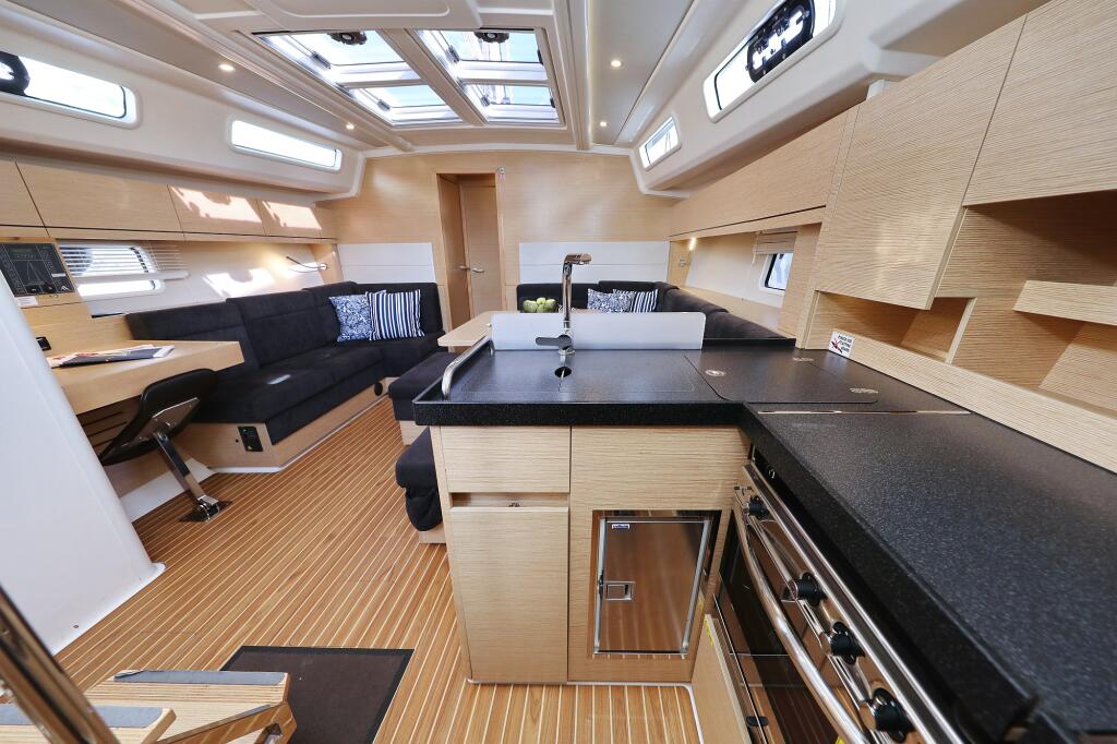 Sailing yacht 