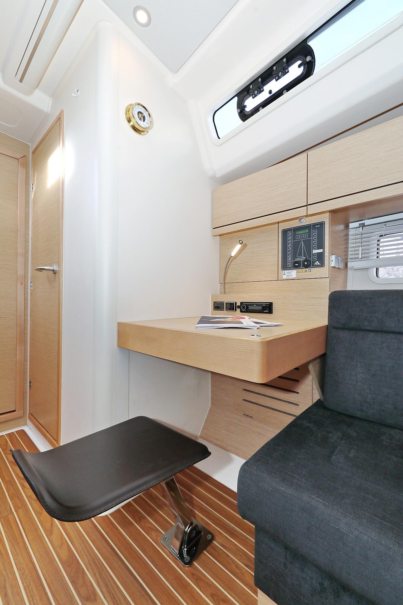 Sailing yacht 