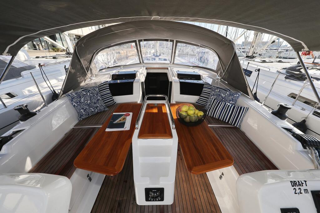 Sailing yacht 