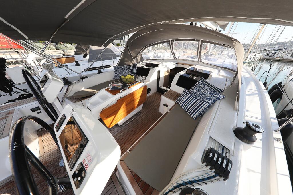 Sailing yacht 