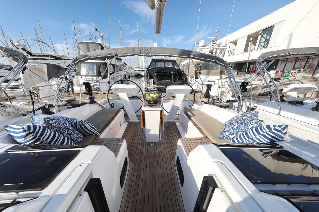 Sailing yacht 