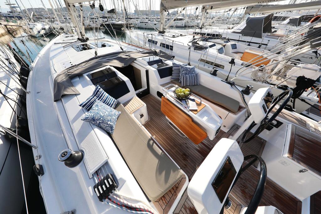 Sailing yacht 