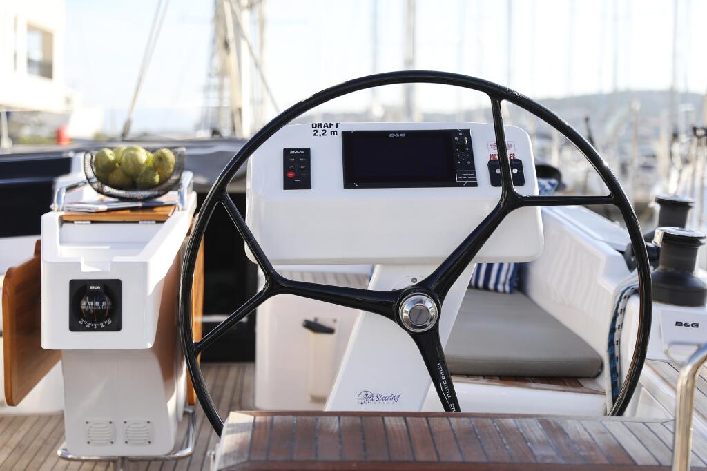 Sailing yacht 