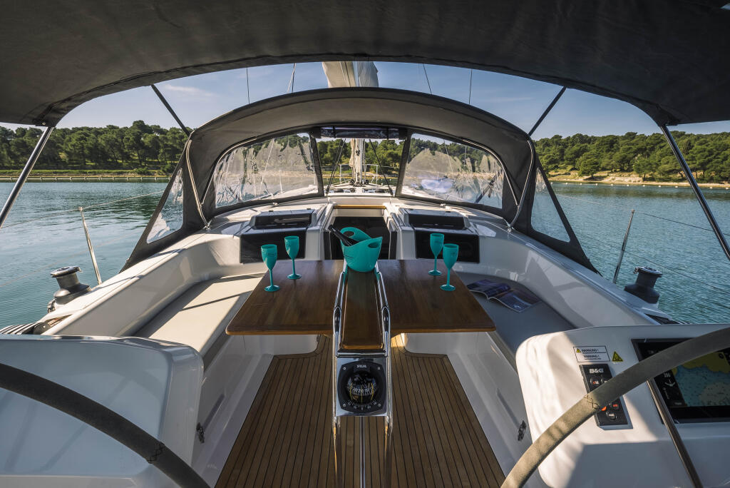 Sailing yacht 