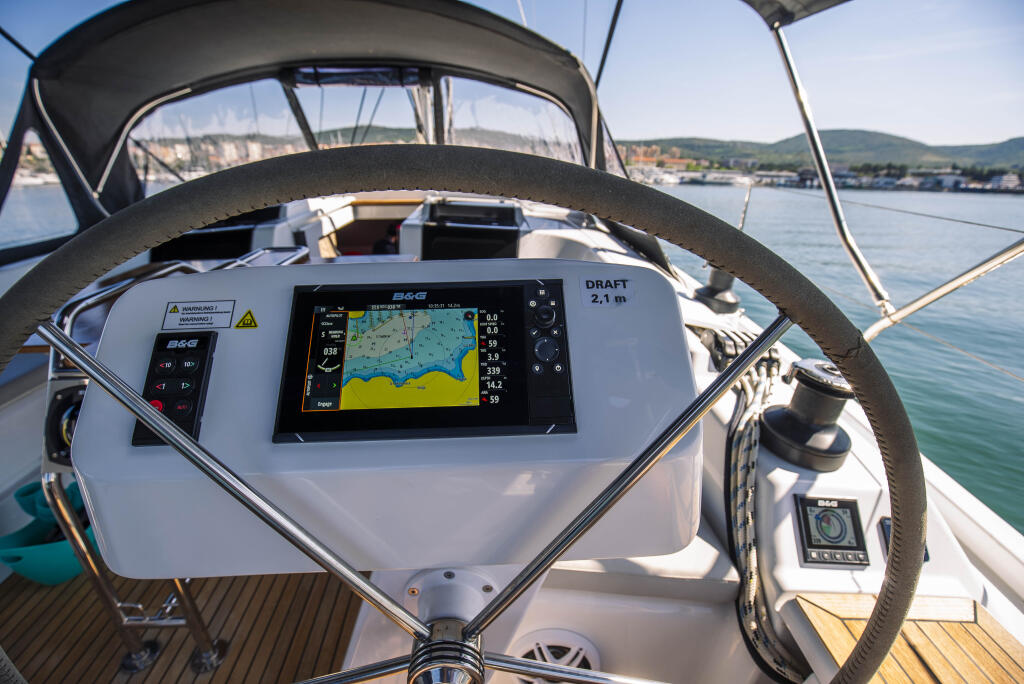 Sailing yacht 