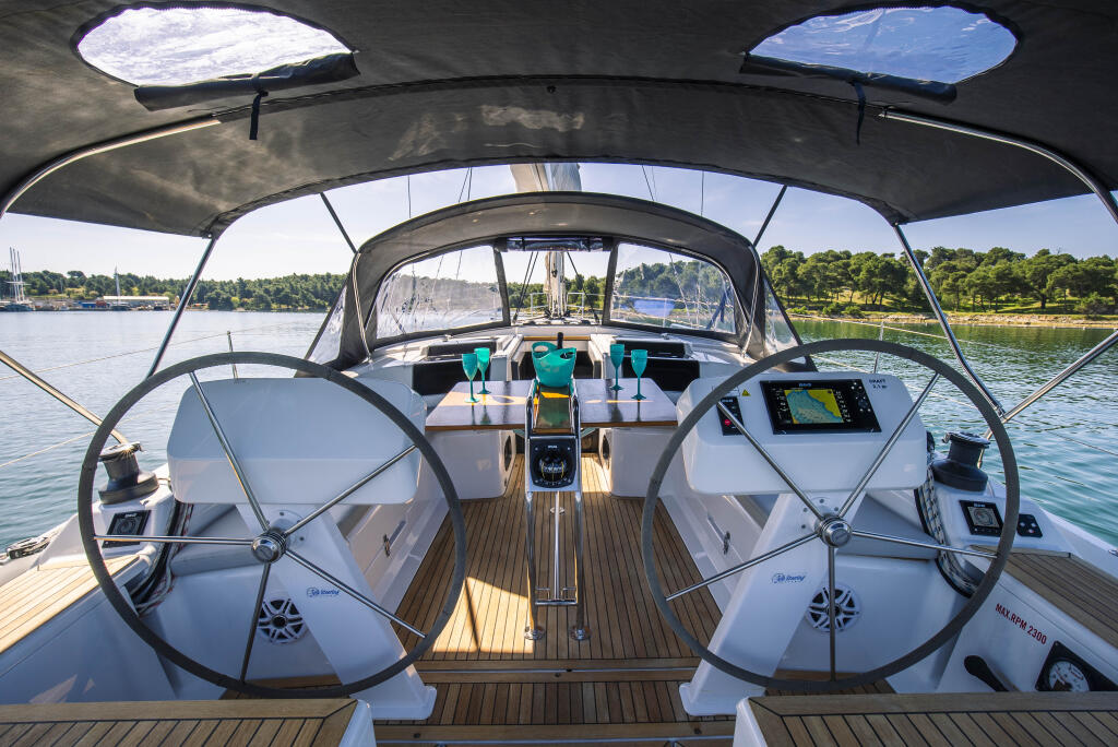 Sailing yacht 