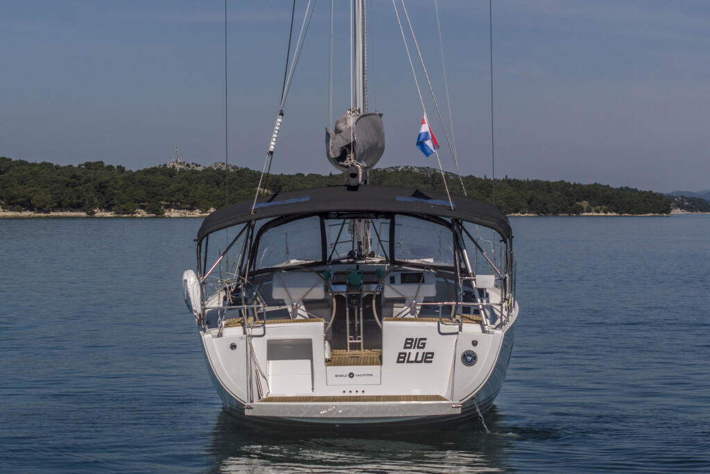 Sailing yacht 