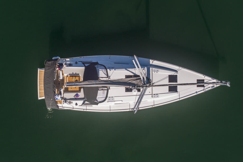 Sailing yacht 