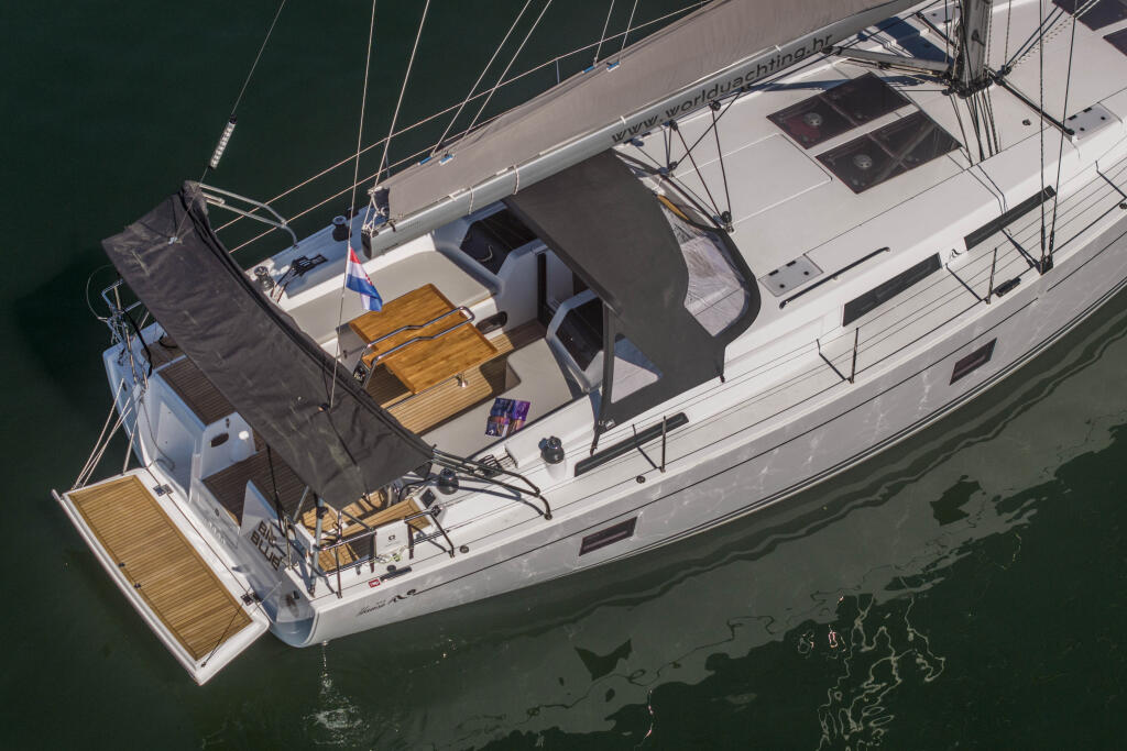 Sailing yacht 