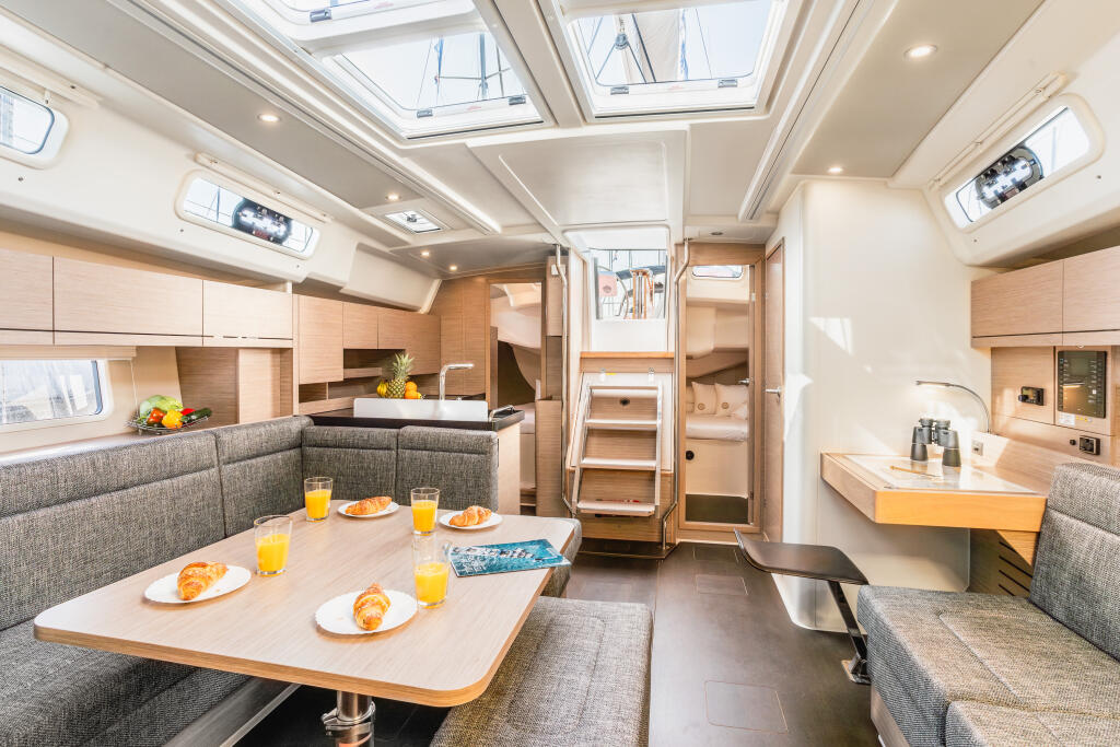 Sailing yacht 