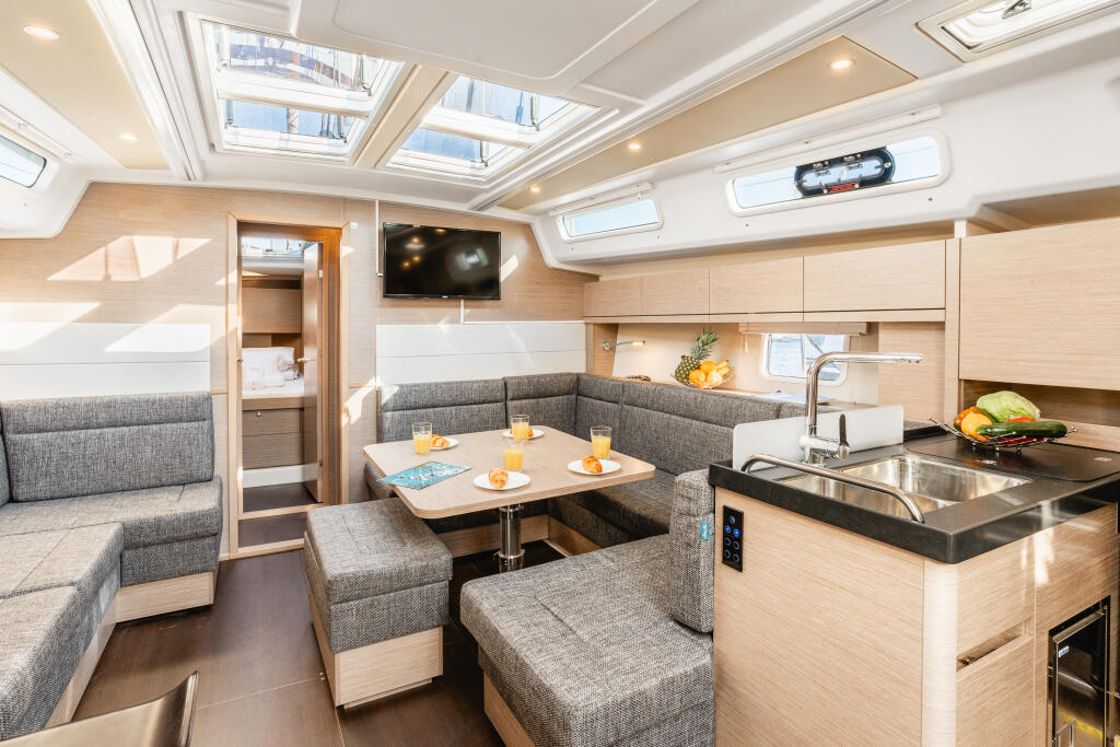 Sailing yacht 