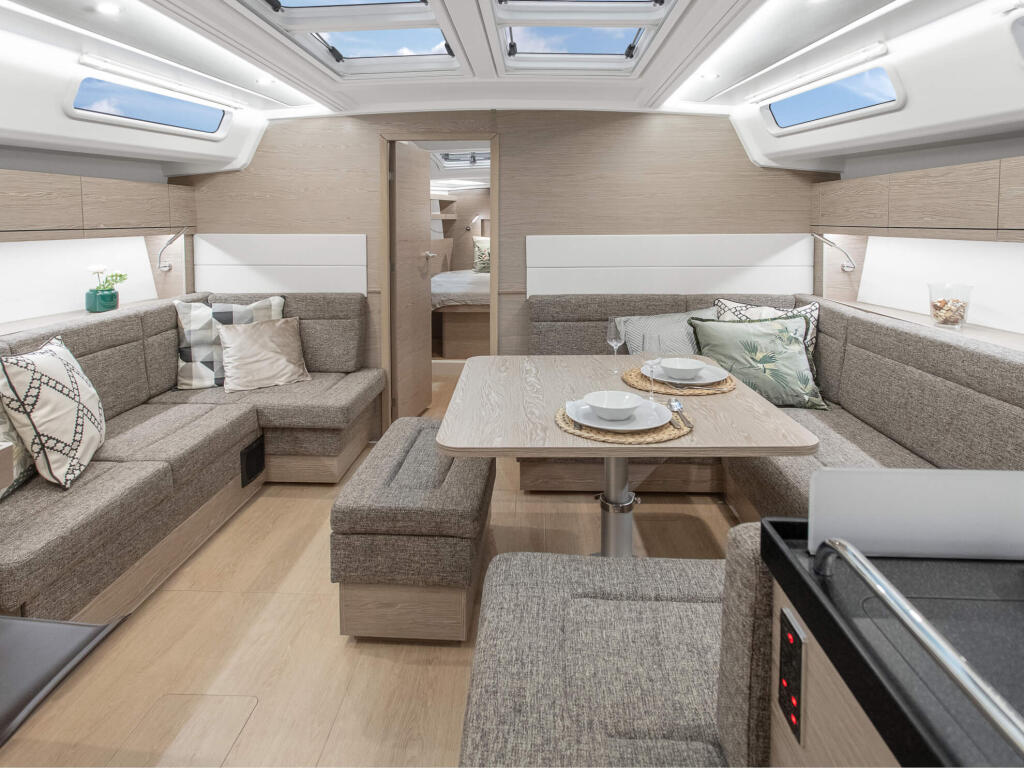 Sailing yacht 