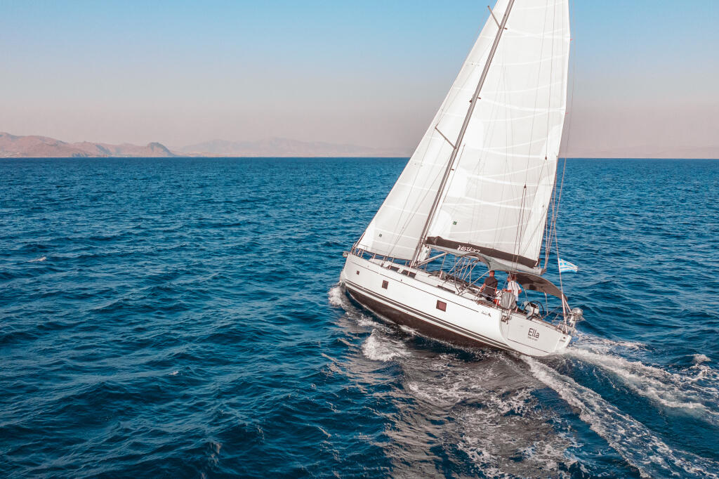 Sailing yacht 
