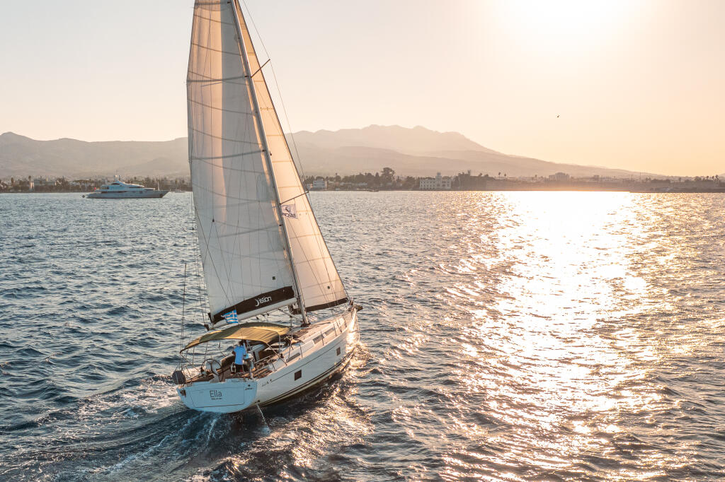 Sailing yacht 