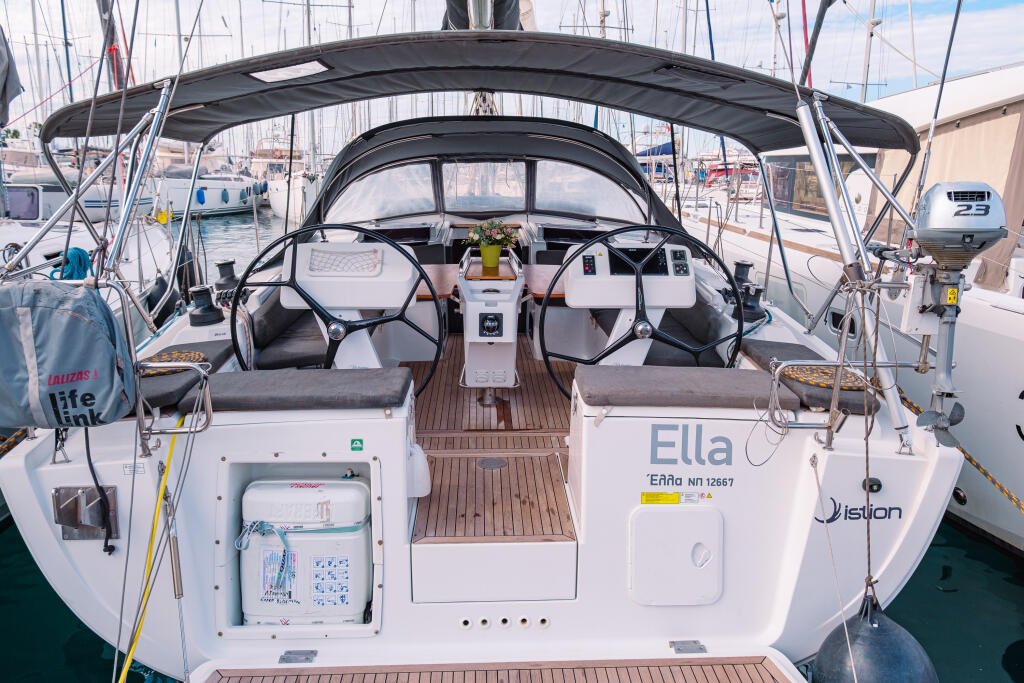 Sailing yacht 