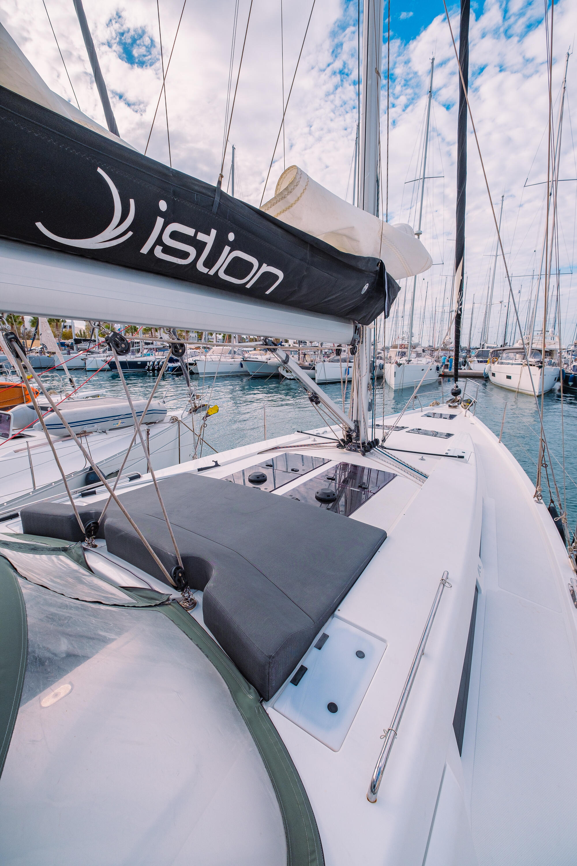 Sailing yacht 