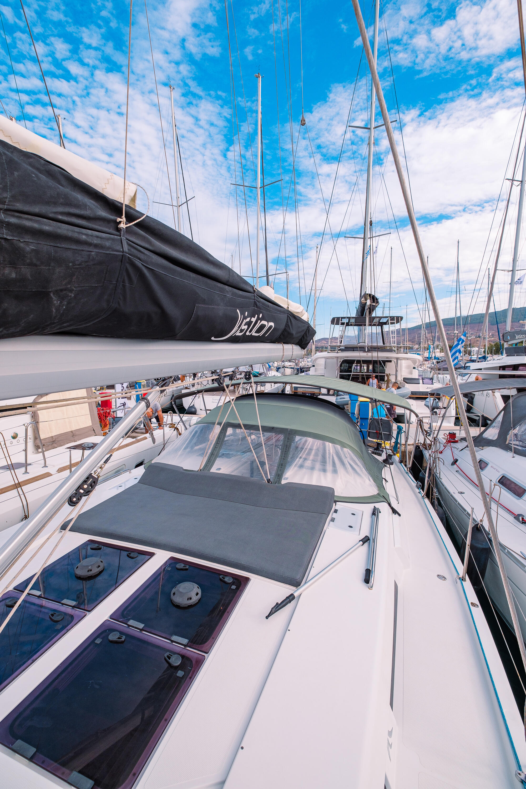 Sailing yacht 
