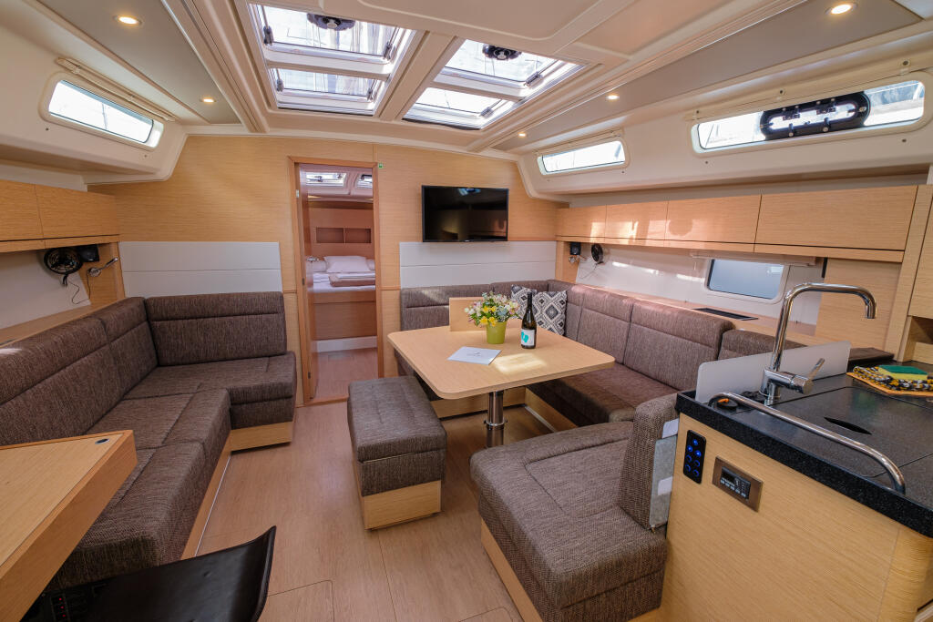 Sailing yacht 