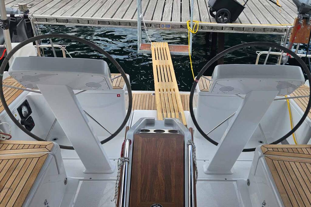 Sailing yacht 