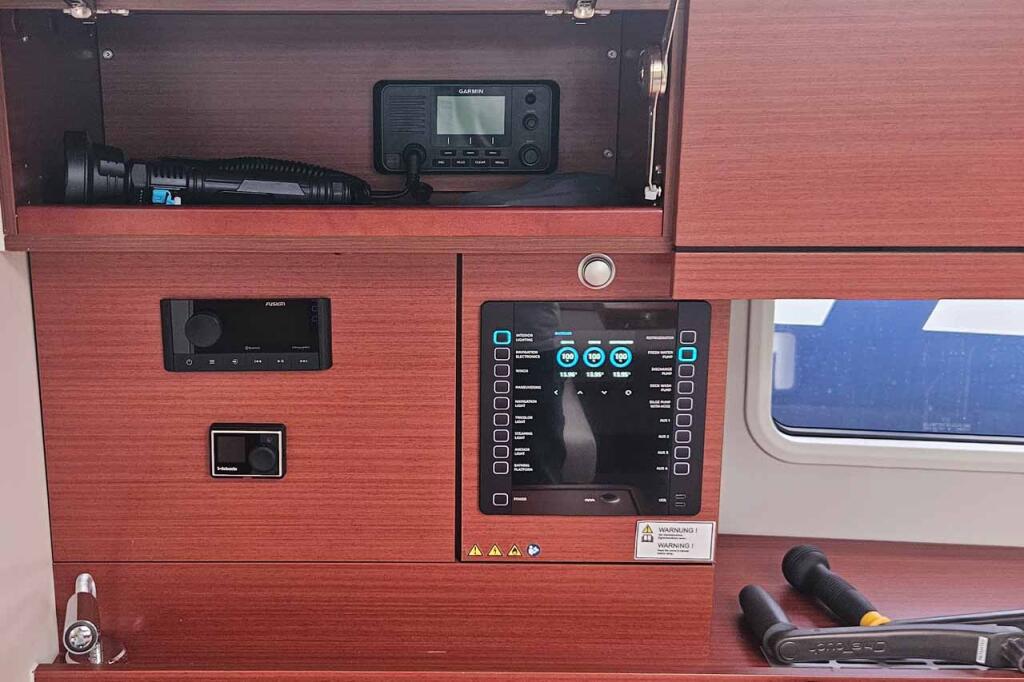 Sailing yacht 