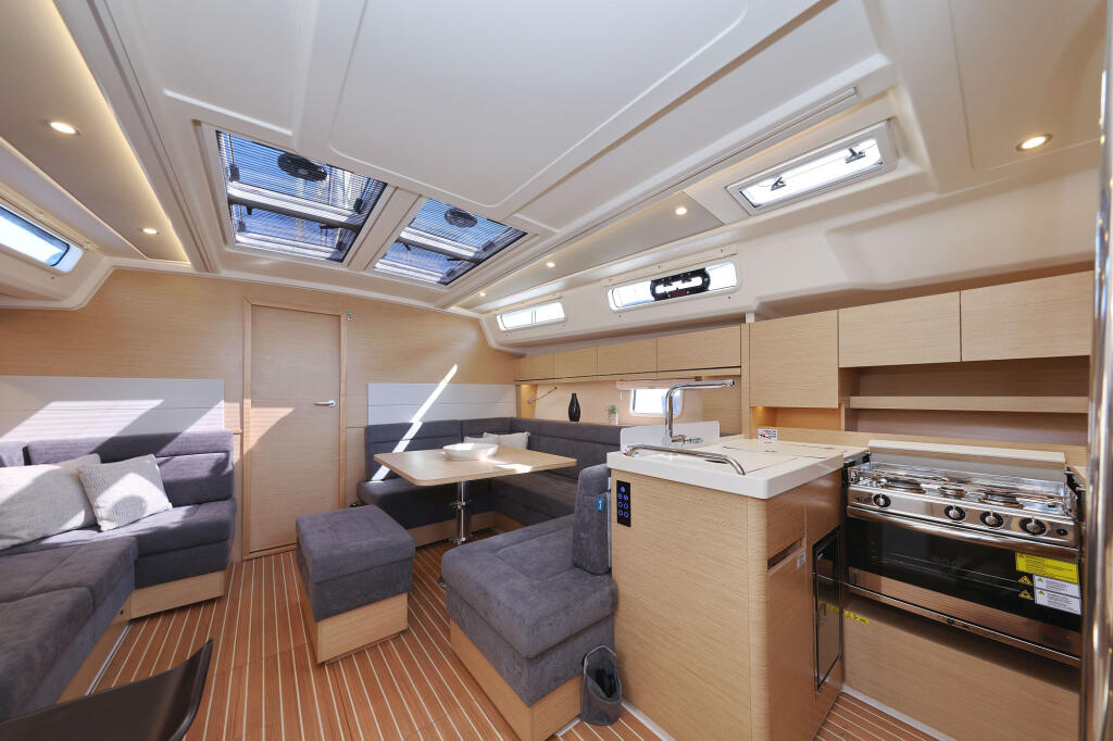 Sailing yacht 