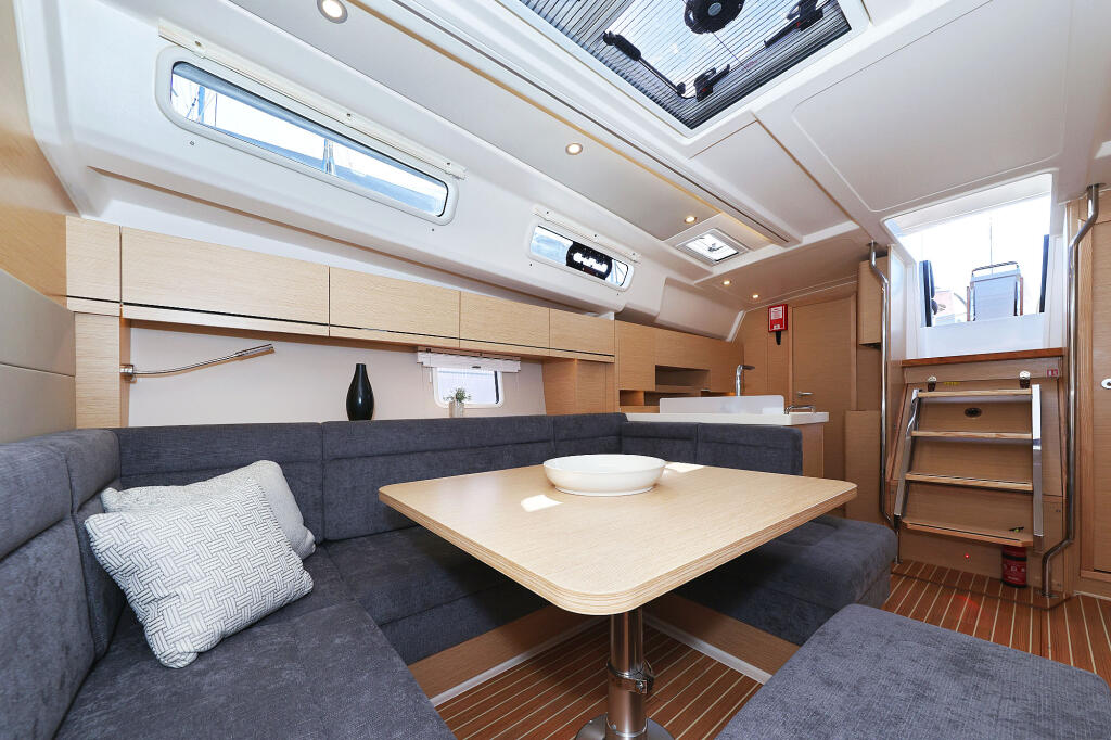 Sailing yacht 