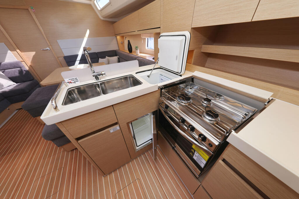 Sailing yacht 