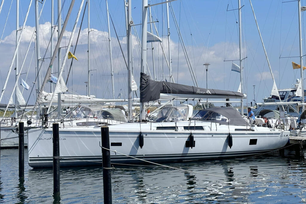 Sailing yacht 