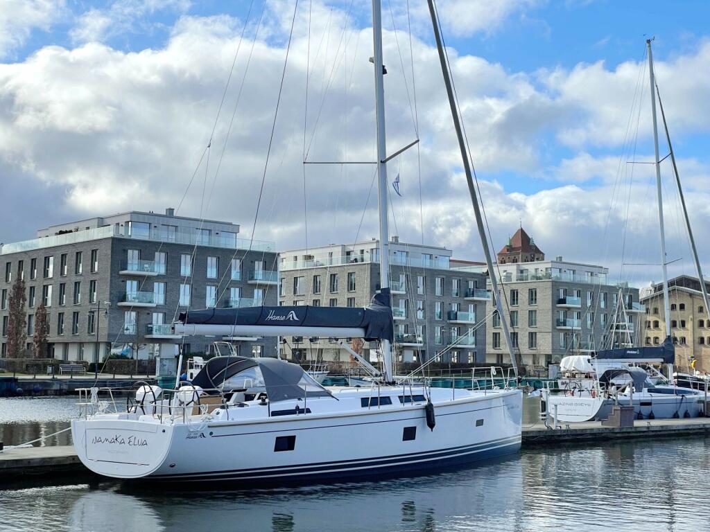 Sailing yacht 
