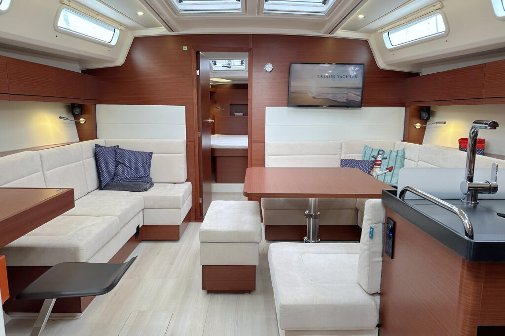 Sailing yacht 
